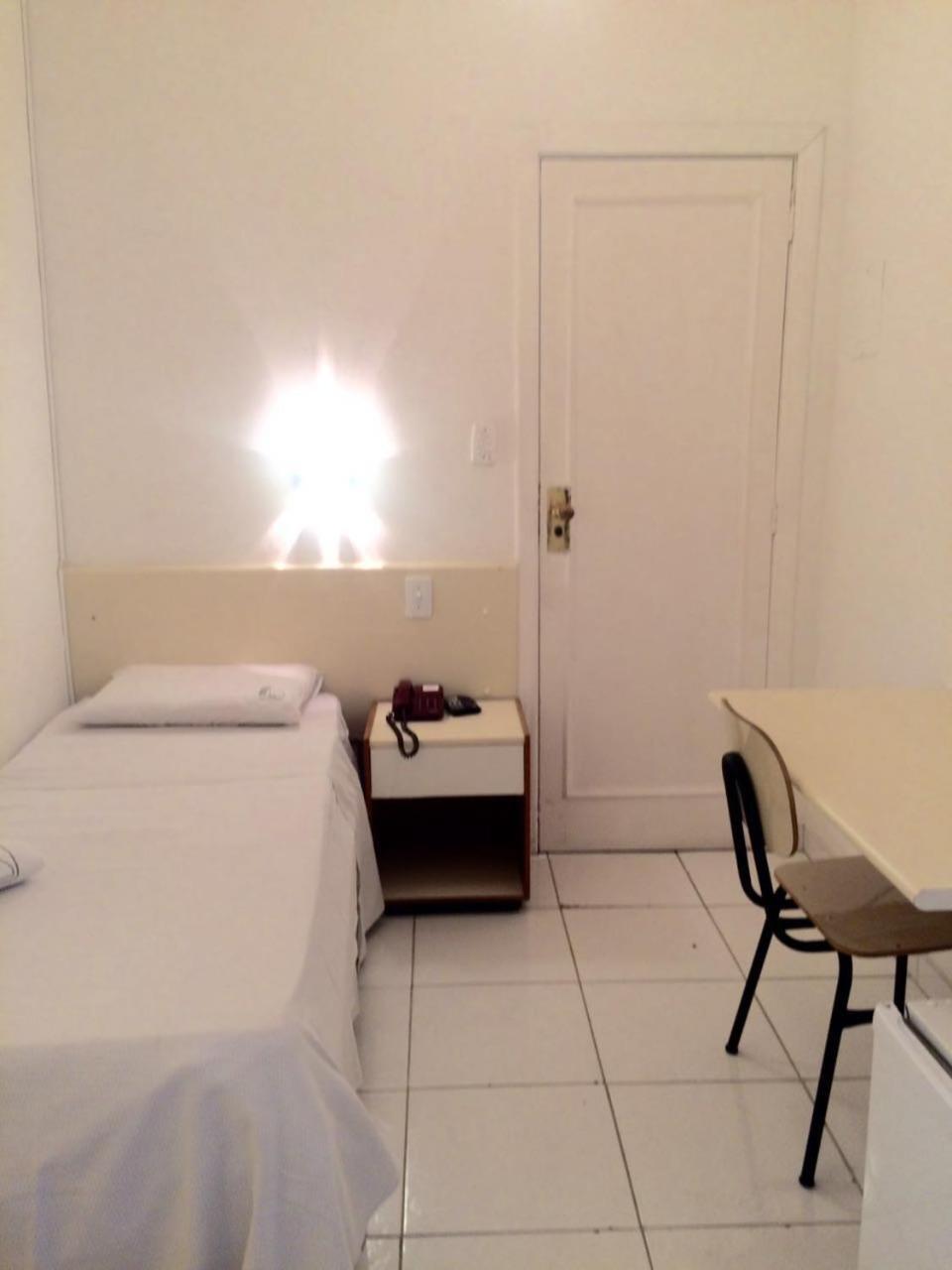 Quarto com 1 cama de solteiro com Ventilador