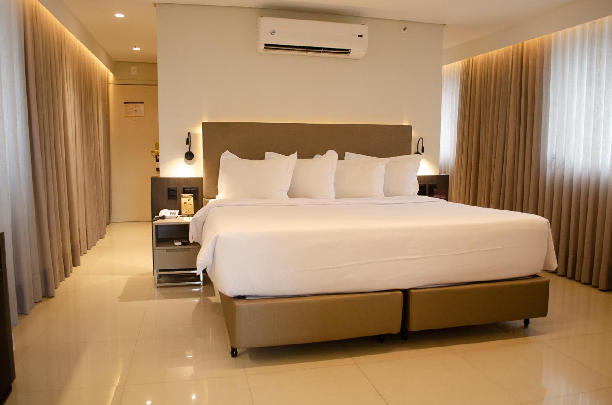 Executive Suite,1553971021:JPEG