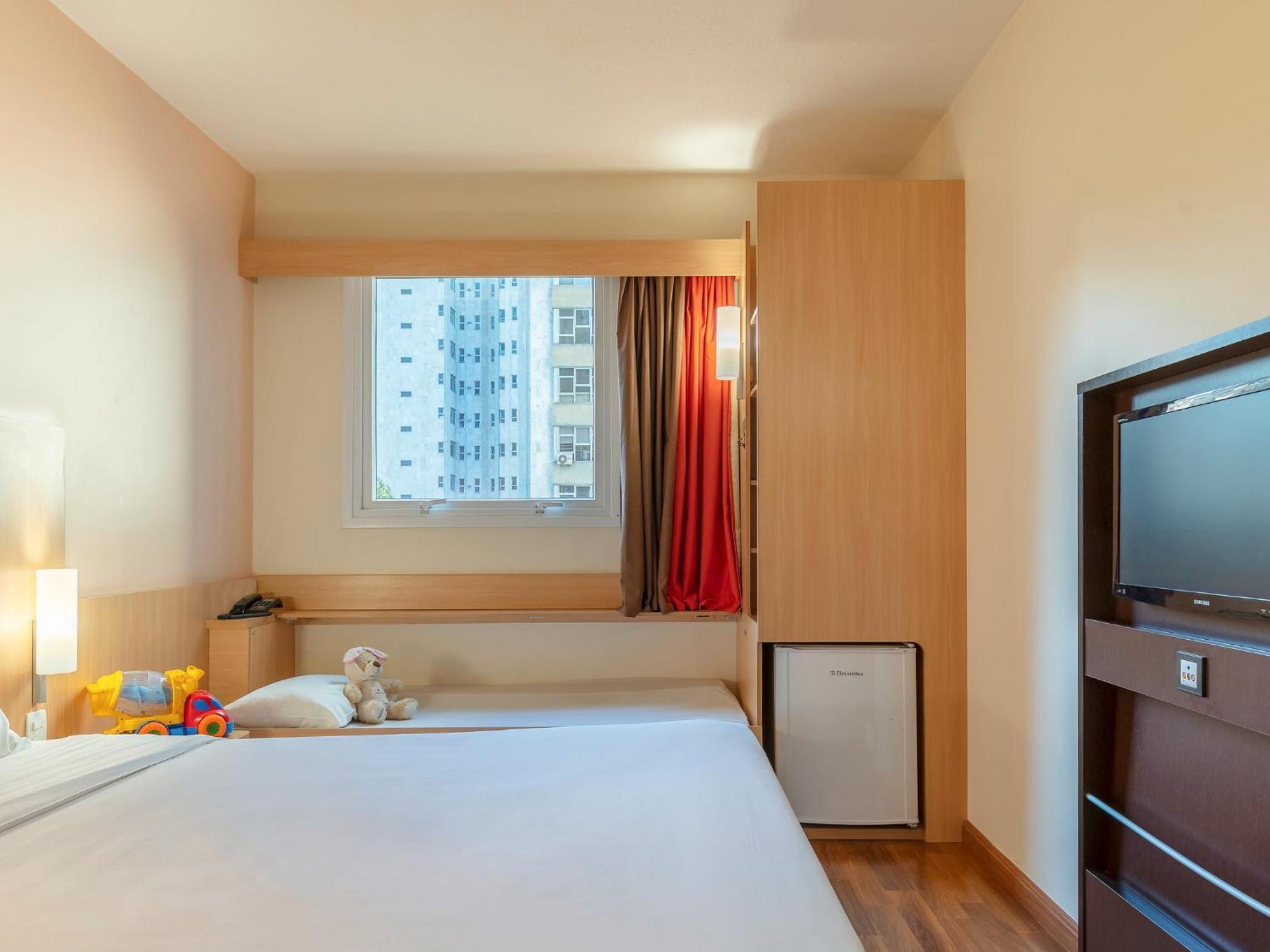 Standard Room with One Double Bed and One Single Bed